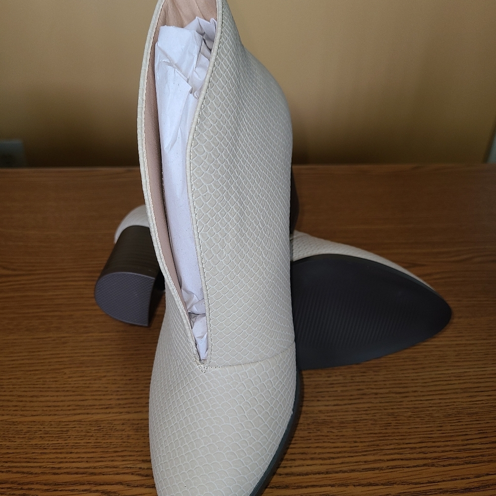 Bellamy Women Bootie Size 7